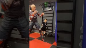 Учим серию ударов, левый прямой в голову, правый прямой в корпус. #бокс #кикбоксинг #тайскийбокс