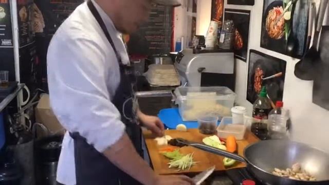 Вок с курой . Жгучий рецепт на колёсах смотреть онлайн