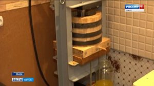 Сыродавленное масло на деревянном прессе