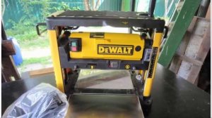 Надежная конструкция и долгий срок службы рейсмусового станка для гаражной мастерской DW 733 DEWALT