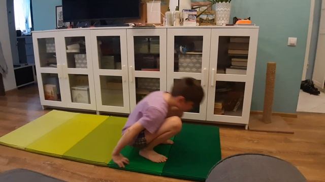 Ютуб-канал МАКСИМ: Кувырок вперед-назад