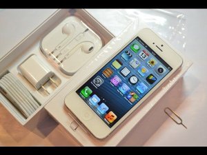 Распаковка iPhone 5 (unboxing): первое включение и комплект