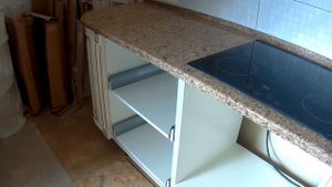 Кварцевый агломерат. Установка столешницы. Кухонная мебель.