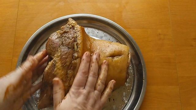 Рецепт сочной свиной рульки запеченной в духовке на праздник