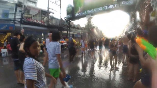 Попали на Тайский Новый Год , мокрые до трусов смотреть онлайн