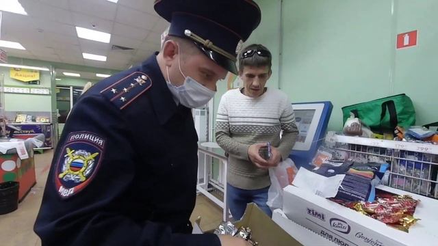 НЕАДЕКВАТНЫЙ АДМИНИСТРАТОР ВОРУЕТ ТОВАР У ПОКУПАТЕЛЕЙ смотреть онлайн