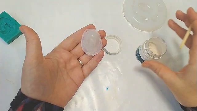 Необычный полый кулон из эпоксидной смолы с камеей внутри.