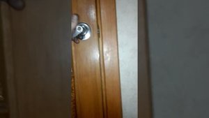 Ремонт петель, устранение провисания двери.