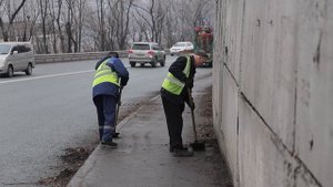 Комплексную уборку проводят на улице Луговой во Владивостоке.
