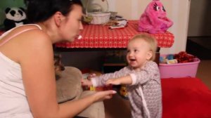 мама с ребенком играет/Mom playing with baby