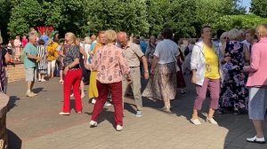 Мы танцуем в парке летом!