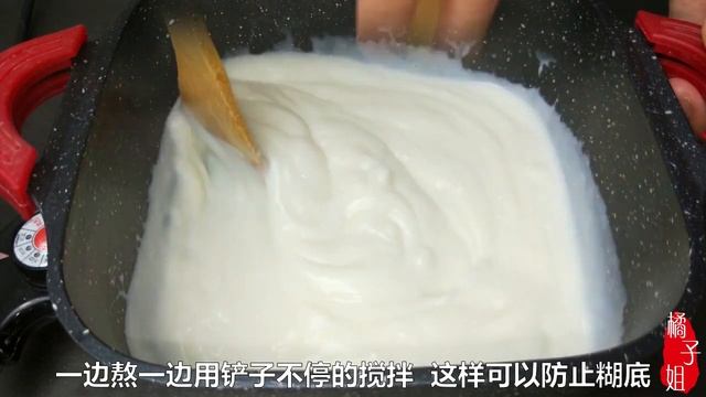 【橘子姐美食】教你做Q弹爽滑的椰蓉奶冻，只需3种简单的材料，锅里搅一搅， 美味即成。