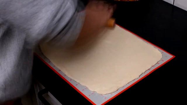 Штрудель с яблоками и грецкими орехами из слоеного теста смотреть онлайн