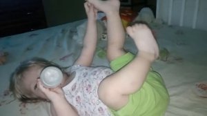 ржака пьет молоко 1годик