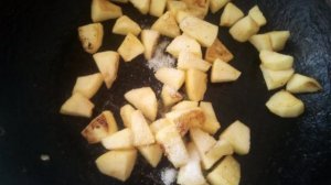 Овсяная каша на молоке с яблоками