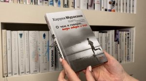 Книжные полки // белые и немного синих ?