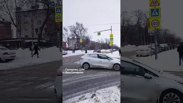 Дом Гончарова, ЦУМ, улица Гончарова, Ульяновск, трамвай, машины, снегопад. Видео от 17 января 2024 г