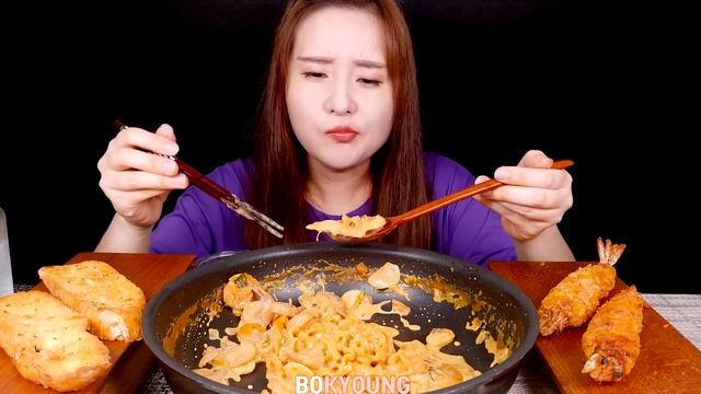 ASMR  (요리먹방)진짬뽕으로 만든 완전 꾸덕꾸덕한 치즈크림파스타. 직접 만든 여러가지 피클, 새우튀김, 바게트와 같이 냠냠~ MUKBANG