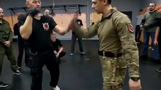 Тактика ближнего боя /Ножевой бой. Боевые искусства / Спецподготовка. Денис Ряузов.