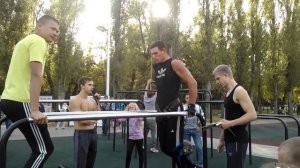 Отжимания на брусьях  + 32 кг 18 раз. Троеборье. Энергия Дворов. Закрытие сезона по воркауту.