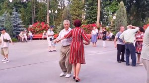 ТВОЯ МАРКИЗА СВЕДЁТ ТЕБЯ С УМА! ТАНЦЫ В ПАРКЕ ГОРЬКОГО ХАРЬКОВ СЧАСТЛИВЫЕ ДНИ.mp4