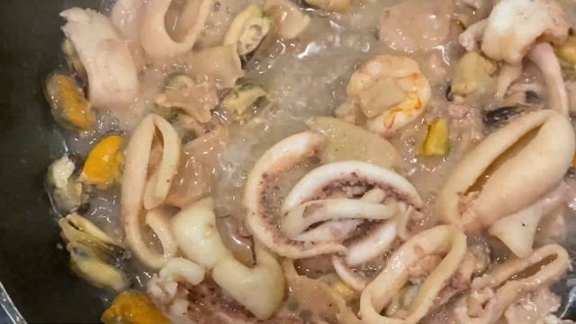 Беру пачку спагетти и заморозку морской коктейль ? На выходе, изысканная паста