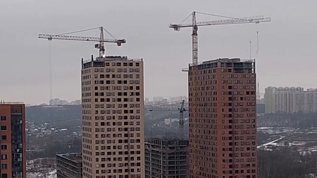 Зимний день. Башенные краны Liebherr и Peiner. Стройка. Tower crane in Timelapse смотреть онлайн