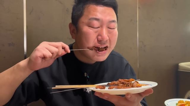 318元的双人烤肉自助餐，老夏带媳妇打卡周口最贵的自助餐，直呼这次亏大了！【开心的老夏】 смотреть онлайн