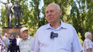 В Балаково праздновать День строителя начали с возложения цветов