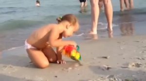 Влог Катюша На пляже Играем на берегу Прогулка на море VLOG playing on the beach with Kate