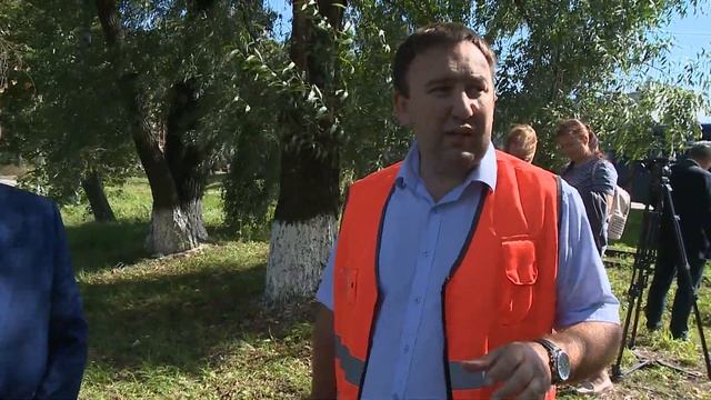 В поселке Дружба существует неисправный железнодорожный переезд.