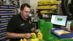 Lego как делают человека лего для Леголенда