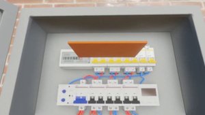 Видео инструкция по монтажу Пиростикера АСТ в электрощите.