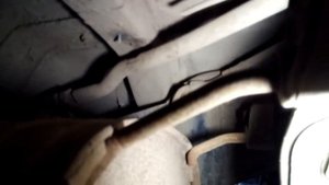 Снятие трубок второго контура кондиционера под кузовом, Lexus LX470.