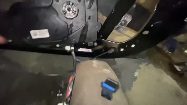 Tesla m3, разбор пассажирской двери, ремонт, калибровка стекла, замена стекла, замена мотора