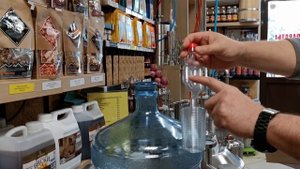 Гидрозатворы на кулерные бутылки.