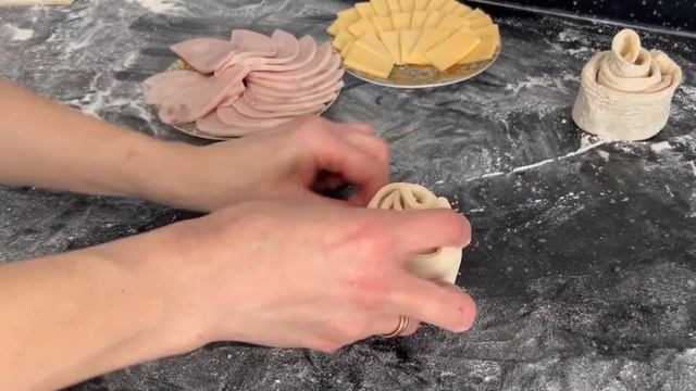 КОЛБАСНЫЕ РОЗОЧКИ из СЛОЁНОГО ТЕСТА смотреть онлайн