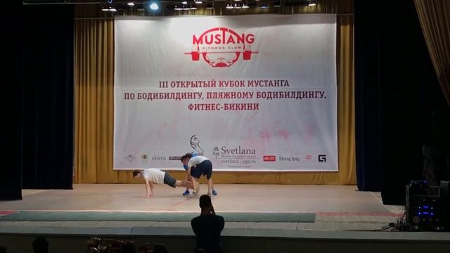 Паркур - выступление на Кубке Мустанга по Бодибилдингу смотреть онлайн