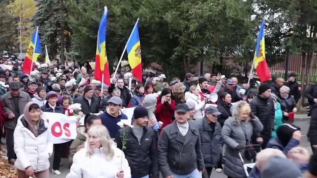 В Кишиневе тысячи протестующих требовали отставки правительства и президента