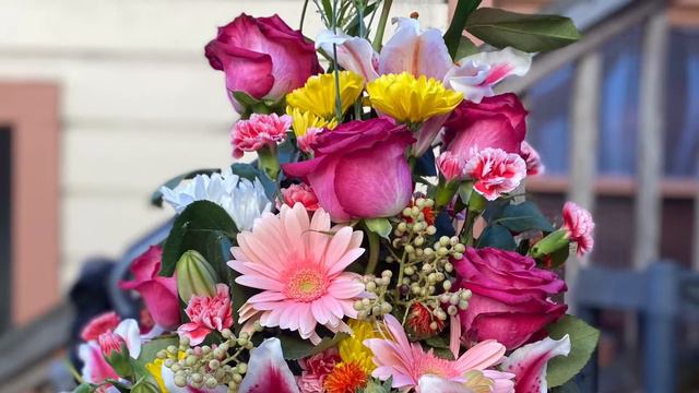 How to make a Symmetrical Triangle flower arrangement and how to gift wrap a flat pack bouquet смотреть онлайн
