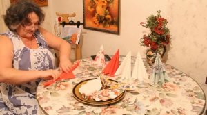 Как красиво сложить салфетки в виде веера
