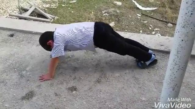 Отжимания:Маленький мальчик сделал почти 60 отжиманий без остановки и без проблем смотреть онлайн