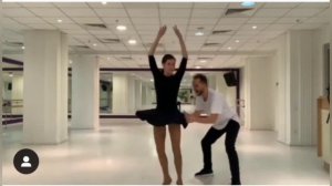 Екатерина Шпица зажигательно танцует