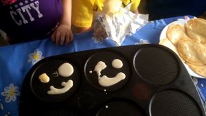 встречаем масленицу и печем веселые блинчики