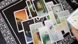 Как ему ЖИВЕТСЯ с ней? Он и соперница. ??Таро гадание расклад сейчас.