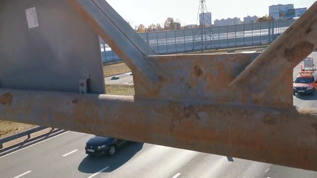 Съемка сверху. Перекрытие полос с помощью автомобиля прикрытия смотреть онлайн