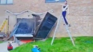 Упал со стремянки на стройке