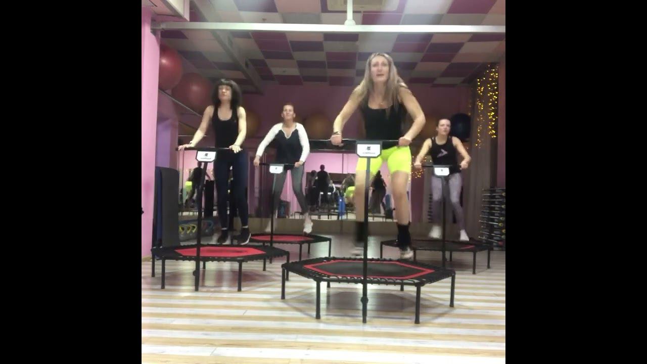 Танцуем вместе #танцуй #dance #танцуйеслизнаешьэтоттренд #батут