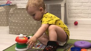 Малыш Саша УЧИТСЯ собирать ЦВЕТНЫЕ ПИРАМИДЫ | УЧИМ цвета, формы.