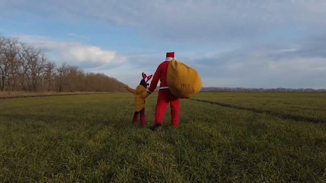 Весёлый Лёва на тракторе спасает Санта Клауса в песке смотреть онлайн